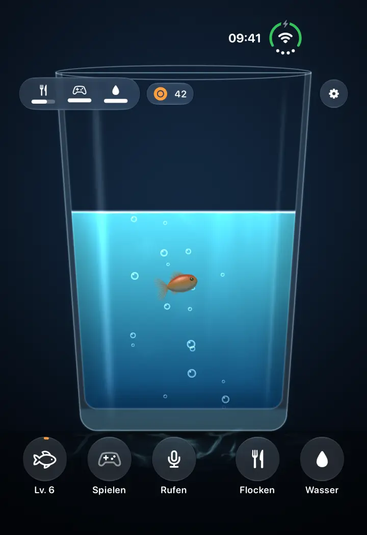 Das zugeklappte iPhone Duo mit einem Goldfisch in einem Glas Wasser.