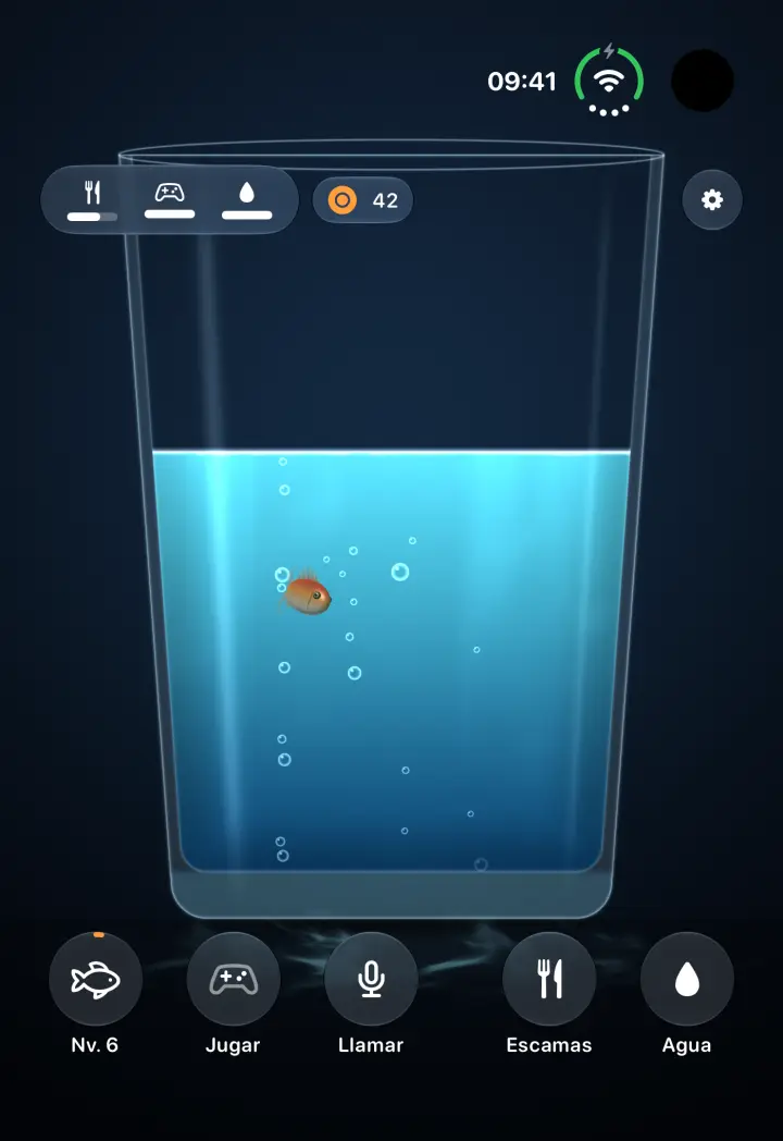 El iPhone Duo cerrado con un pececito en un vaso de agua.