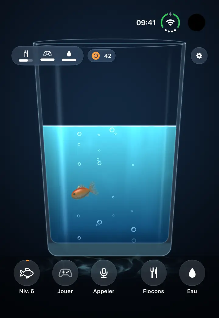 L'iPhone Duo fermé avec un poisson rouge dans un verre d'eau.