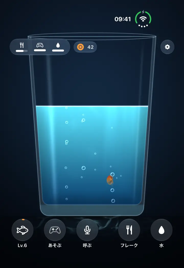 閉じたiPhone Duoに、コップの水と金魚。