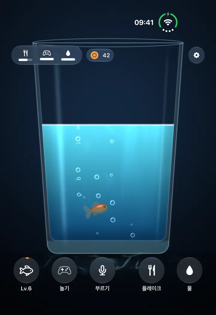 금붕어가 든 물 한 잔이 보이는 접힌 iPhone Duo.