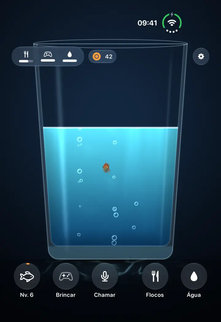 O iPhone Duo fechado com um peixinho num copo d'água.