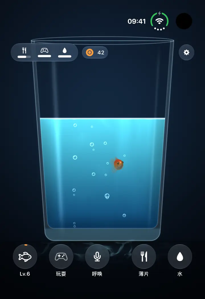 合上的 iPhone Duo，一杯水里有一条金鱼。