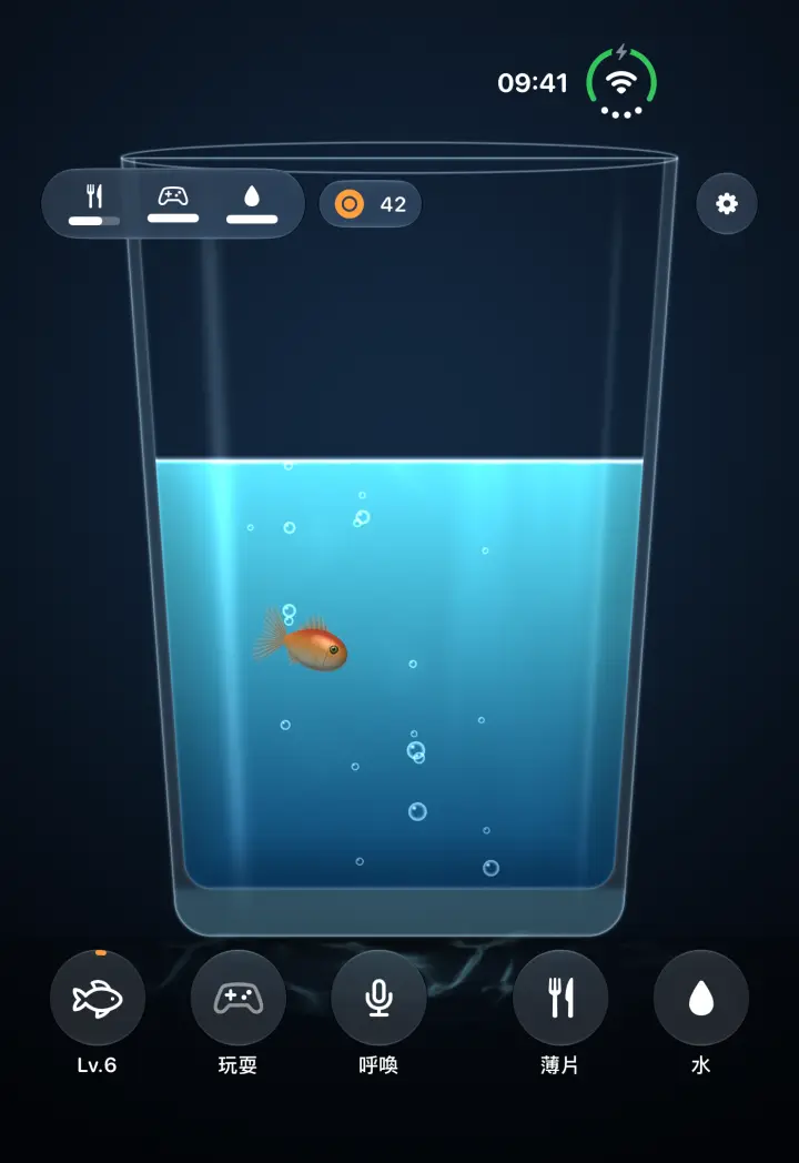 闔上的 iPhone Duo,一杯水裡有一條金魚。